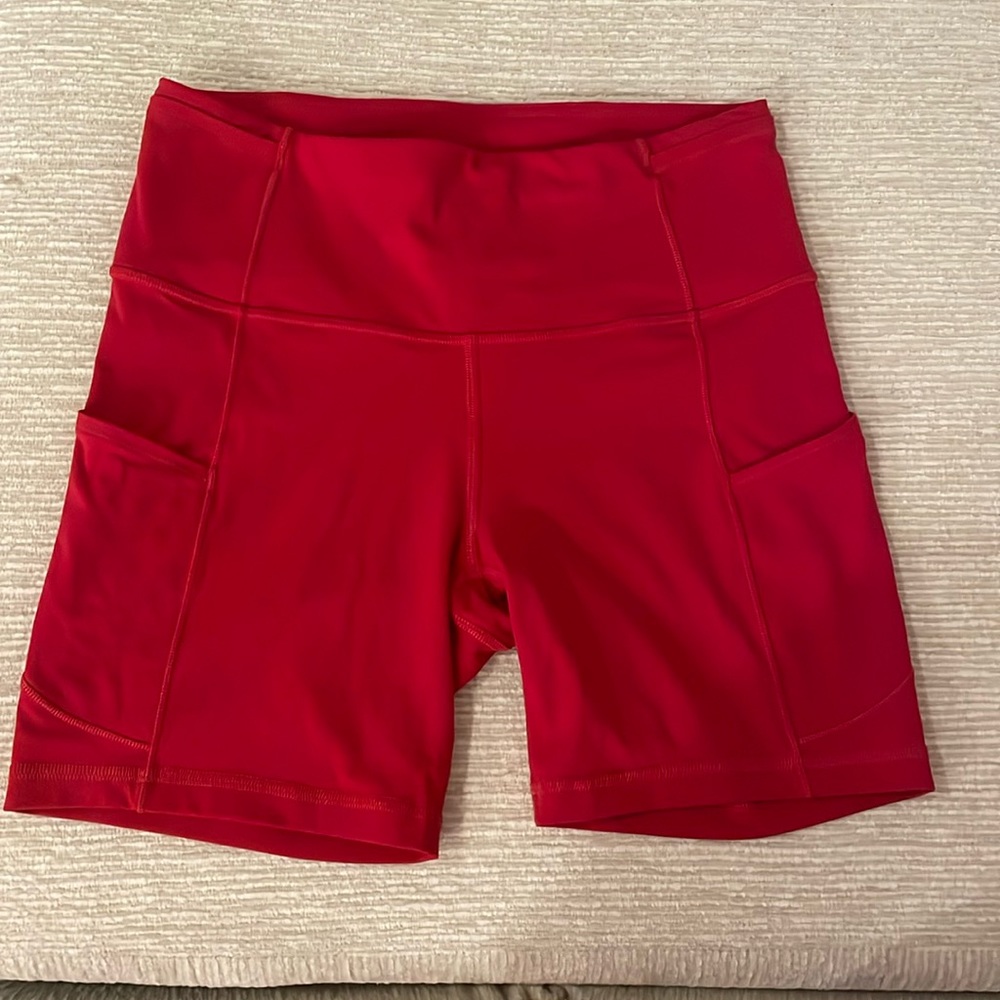 Lululemon Wunder train shorts with pockets